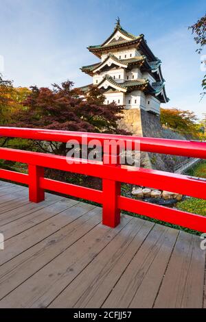 Hirosaki Schloss in Hirosaki, Japan im Herbst in der Dämmerung. Stockfoto