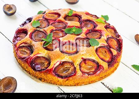 Köstliche hausgemachte Pflaumenkuchen auf weißem Hintergrund Stockfoto