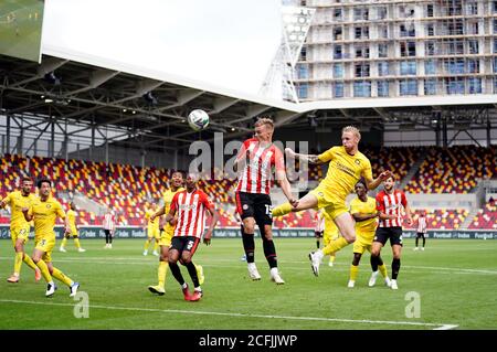 Brentfords Marcus Forss (Mitte links) hat einen Torversuch unter dem Druck von Wycombe Wanderers' Jack Grimmer (rechts) während des Carabao Cup-Erstrunden-Spiels im Brentford Community Stadium, Brentford. Stockfoto