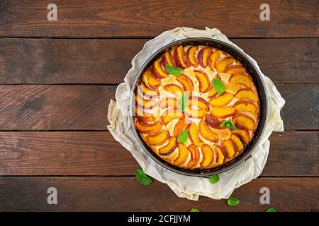 Köstliche hausgemachte Pfirsichkuchen auf Holzhintergrund. Draufsicht Stockfoto