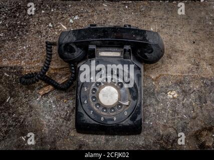 Alte Vintage Telefon auf schmutzigen grunge Hintergrund Stockfoto