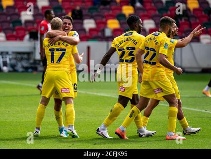 Brentford, Großbritannien. September 2020. Daryl Horgan von Wycombe Wanderers feiert sein Tor mit Kapitän Matt Bloomfield von Wycombe Wanderers beim Carabao Cup 1. Runde Spiel hinter verschlossenen Türen zwischen Brentford und Wycombe Wanderers am 6. September 2020 im Brentford Community Stadium, Brentford, England. Foto von Liam McAvoy/Prime Media Images. Kredit: Prime Media Images/Alamy Live Nachrichten Stockfoto