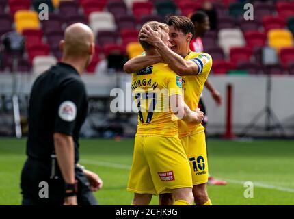 Brentford, Großbritannien. September 2020. Daryl Horgan von Wycombe Wanderers feiert sein Tor mit Kapitän Matt Bloomfield von Wycombe Wanderers beim Carabao Cup 1. Runde Spiel hinter verschlossenen Türen zwischen Brentford und Wycombe Wanderers am 6. September 2020 im Brentford Community Stadium, Brentford, England. Foto von Liam McAvoy/Prime Media Images. Kredit: Prime Media Images/Alamy Live Nachrichten Stockfoto