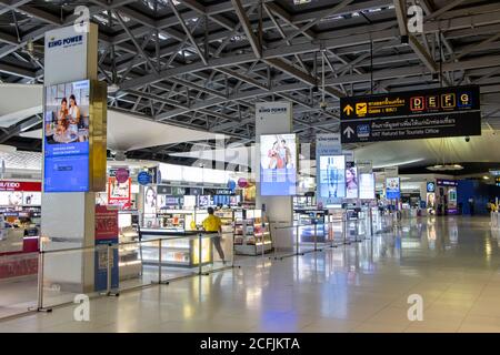 BANGKOK, THAILAND, 29 2020. JULI, der Kosmetikladen in der Duty-Free-Zone und Informationstafeln in der Halle eines leeren Flughafens. Stockfoto