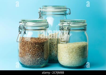 Cerealien (Haferflocken, Buchweizen, Reis) in Gläsern in der Küche. Glutenfreies Konzept. Sorten von Getreide für die Herstellung von gesunden hausgemachten Speisen und Mahlzeiten. Stockfoto