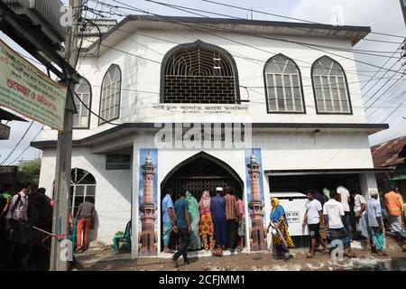 Dhaka, Bangladesch. September 2020. Nach der Explosion der Klimaanlagen starben mindestens 24 Menschen.drei weitere Menschen, die am Freitagabend bei der Explosion einer Moschee in Narayanganj schwere Verletzungen erlitten haben, sind im Krankenhaus gestorben, was die Zahl der Todesopfer auf 24 erhöht hat. Kredit: SOPA Images Limited/Alamy Live Nachrichten Stockfoto