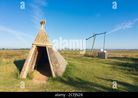 Illmitz: Ziehbrunnen, Hirtenhütte im Neusiedler See (Neusiedler See), Burgenland, Österreich Stockfoto