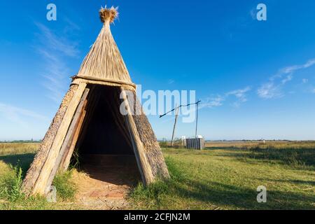 Illmitz: Ziehbrunnen, Hirtenhütte im Neusiedler See (Neusiedler See), Burgenland, Österreich Stockfoto