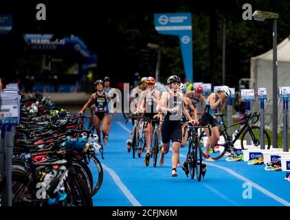 Hamburg, Deutschland. September 2020. Triathlon: ITU World Triathlon Series/World Championship, gemischt. Georgia Taylor Brown aus Großbritannien führt nach dem Radfahren das Feld der ersten Teilnehmergruppe des WM-Rennens an. Quelle: Axel Heimken/dpa/Alamy Live News Stockfoto