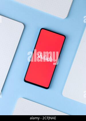 Assam, indien - September 6, 2020 : Shaadi Logo auf Telefon Bildschirm Stock Bild. Stockfoto