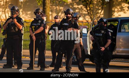 Louisville, Usa. September 2020. Mitglieder der Louisville Metro Police bewachen den Umkreis von Churchill Downs am Kentucky Derby Day während der Breonna Taylor Proteste.Anti-Rassismus-Demonstranten marschierten am Kentucky Derby Day um den Umkreis von Churchill Downs und forderten Gerechtigkeit für Breonna Taylor, der vor über 100 Tagen von der Louisville Metro Police getötet wurde Und nach ihrem Tod wurden keine Verhaftungen vorgenommen. Kredit: SOPA Images Limited/Alamy Live Nachrichten Stockfoto