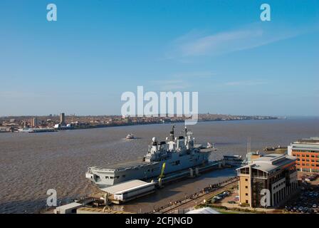 Der Royal Navy Leichtflugzeugträger HMS Illustrious (R06) in Liverpool, Großbritannien Stockfoto