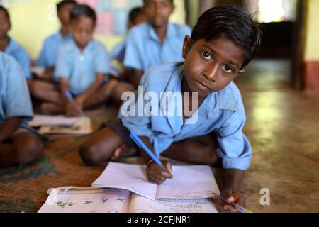 Stammesjungen in der Grundschule in einem ländlichen Dorf in Odisha, Indien Stockfoto