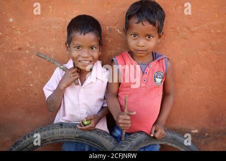 Stammesjungen in der Grundschule in einem ländlichen Dorf in Odisha, Indien Stockfoto