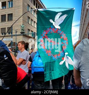 Berlin, 29. August 2020: Demonstranten der Friedensbewegung vermischen sich mit dem protestmarsch gegen die Corona-Beschränkung Stockfoto