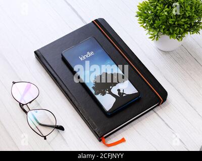 Assam, indien - September 6, 2020 : Kindle-Logo auf Handy-Bildschirm Stock Bild. Stockfoto