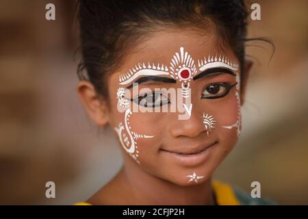 Junge Gotipua-Tänzerin im traditionellen Handwerksdorf Raghurajpur in der Nähe von Puri, Odisha, Indien Stockfoto