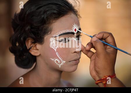 Junge Gotipua-Tänzerin im traditionellen Handwerksdorf Raghurajpur in der Nähe von Puri, Odisha, Indien Stockfoto