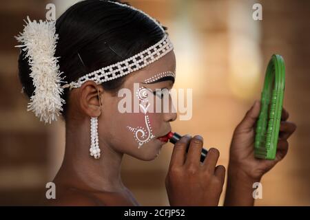 Junge Gotipua-Tänzerin im traditionellen Handwerksdorf Raghurajpur in der Nähe von Puri, Odisha, Indien Stockfoto