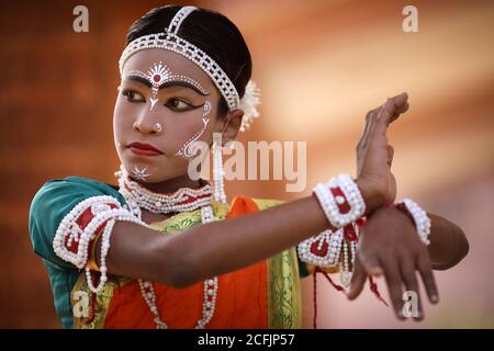 Junge Gotipua-Tänzerin im traditionellen Handwerksdorf Raghurajpur in der Nähe von Puri, Odisha, Indien Stockfoto