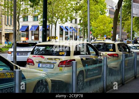 Taxis warten an der Heinrich-Heine-Allee in der Düsseldorfer Innenstadt. Stockfoto