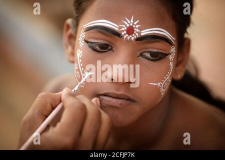 Junge Gotipua-Tänzerin im traditionellen Handwerksdorf Raghurajpur in der Nähe von Puri, Odisha, Indien Stockfoto