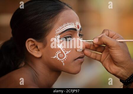 Junge Gotipua-Tänzerin im traditionellen Handwerksdorf Raghurajpur in der Nähe von Puri, Odisha, Indien Stockfoto