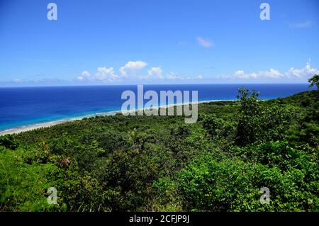 Üppige grüne tropische Vegetation und tiefblaues Meer, hoch über Ritidian Point, Guam, Marianen, Mikronesien Stockfoto