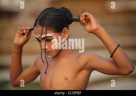 Junge Gotipua-Tänzerin im traditionellen Handwerksdorf Raghurajpur in der Nähe von Puri, Odisha, Indien Stockfoto