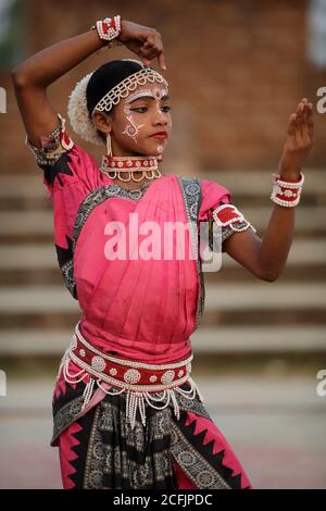 Junge Gotipua-Tänzerin im traditionellen Handwerksdorf Raghurajpur in der Nähe von Puri, Odisha, Indien Stockfoto