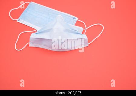 Nahaufnahme der schützenden Gesichtsmasken isoliert auf rot Hintergrund Stockfoto