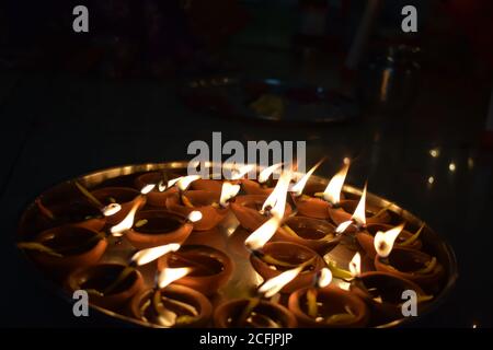 Schöne Ton Diyas beleuchtet während des Festivals der Lichter, indian Festival, Diwali Stockfoto