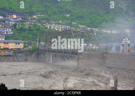 Katastrophe In Indien. Starke Regenfälle verursachen Hochwasser.Cloudburst in Indien. Fluss fließt über rot Alarm. Brücke gebrochen Autobahn blockiert wegen Überlauf des Flusses Stockfoto