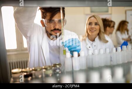Gruppe von medizinischen Forschungswissenschaftlern, die gemeinsam im Labor arbeiten Stockfoto