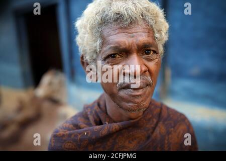 Stammesmann in einem ländlichen Dorf im Kanger Valley National Park, Chhattisgarh, Indien Stockfoto