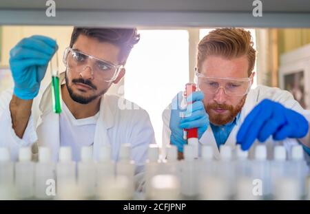 Gruppe von medizinischen Forschungswissenschaftlern, die gemeinsam im Labor arbeiten Stockfoto