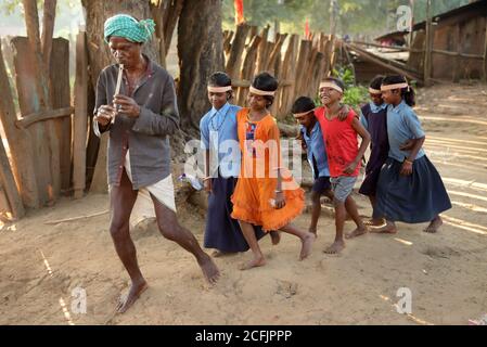 Stammeskinder tanzen in einem ländlichen Dorf im Kanger Valley National Park, Chhattisgarh, Indien Stockfoto