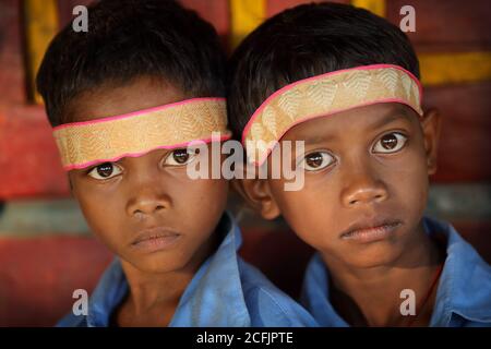 Stammesjungen in einem ländlichen Dorf im Kanger Valley National Park, Chhattisgarh, Indien Stockfoto