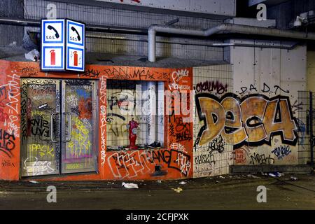 Street Art und Tags in einem Tunnel - Les Halles - Paris - Frankreich Stockfoto