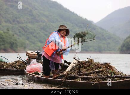 Zhangjiajie, Chinas Provinz Hunan. September 2020. Ein Dorfbewohner räumt die Flottage aus dem Maoyan-Fluss im Bezirk Yongding der Stadt Zhangjiajie in der zentralchinesischen Provinz Hunan auf, 6. September 2020. Die Stadt hat Menschen organisiert, um regelmäßig Aufräumen Flotage auf dem Fluss, um den Flussweg ungehindert zu halten. Quelle: Wu Yongbing/Xinhua/Alamy Live News Stockfoto