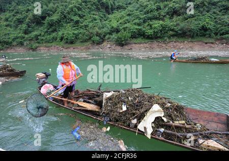 Zhangjiajie, Chinas Provinz Hunan. September 2020. Ein Dorfbewohner räumt die Flottage aus dem Maoyan-Fluss im Bezirk Yongding der Stadt Zhangjiajie in der zentralchinesischen Provinz Hunan auf, 6. September 2020. Die Stadt hat Menschen organisiert, um regelmäßig Aufräumen Flotage auf dem Fluss, um den Flussweg ungehindert zu halten. Quelle: Wu Yongbing/Xinhua/Alamy Live News Stockfoto