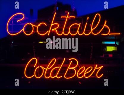 Vintage Cocktails und kaltes Bier Neonschild Stockfoto