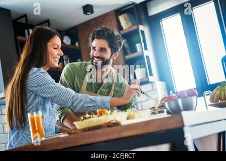 Portrait des glücklichen Paares Kochen zusammen in der Küche zu Hause. Stockfoto