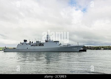 Fregatte F805 Ankunft in Devonport Dockyard; die HNLMS Evertsen gesehen auf dem Fluss Tamar Ankunft in Devonport Dockyard in Plymouth England Stockfoto