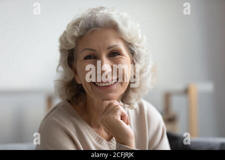 Nahaufnahme Kopf erschossen Porträt lächelnd schöne reife Frau Stockfoto