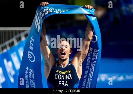 Hamburg, Deutschland. September 2020. Triathlon: ITU World Triathlon Series/World Championship, gemischt. Dorian Coninx, Finalrunner des französischen Teams, überquert die Ziellinie im WM-Rennen. Quelle: Axel Heimken/dpa/Alamy Live News Stockfoto