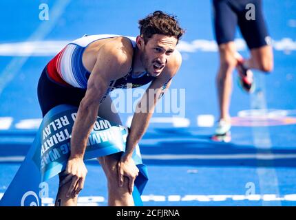 Hamburg, Deutschland. September 2020. Triathlon: ITU World Triathlon Series/World Championship, gemischt. Dorian Coninx, Finalrunner des französischen Teams, ist nach dem Überqueren der Ziellinie beim WM-Rennen auf der Strecke. Quelle: Axel Heimken/dpa/Alamy Live News Stockfoto