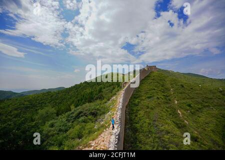 (200906) -- TANGSHAN, 6. September 2020 (Xinhua) -- Li Dewang patrouilliert die Xuliukou große Mauer im Dorf Xuliukou in der Stadt Qian'an, nordchinesische Provinz Hebei, 4. September 2020. Li Dewang, 63, ist ein Dorfbewohner aus Xuliukou, wo sich ein Teil der chinesischen Mauer befindet, der aus der Ming-Dynastie (1368-1644) stammt. Seit 2008 ist der 63-Jährige Schutzherr der Großen Mauer und ist für den Schutz eines fast drei Kilometer langen Abschnitts zuständig. In den letzten 12 Jahren patrouillierte er fast jeden Tag auf der Großen Mauer, räumte Müll und Unkraut und erinnerte Touristen und Hirten daran Stockfoto