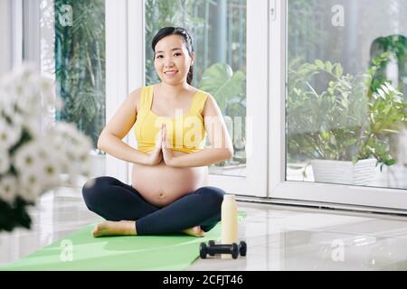Schwangere Frau beim yoga Stockfoto