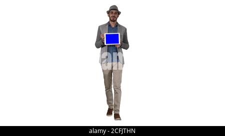 Casual Mann in einem Hut zu Fuß und zeigt digitale Tablet-Kamera auf weißem Hintergrund. Stockfoto